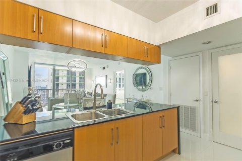 Condo in Miami, Florida, 1 bedroom  № 1292577 - photo 1