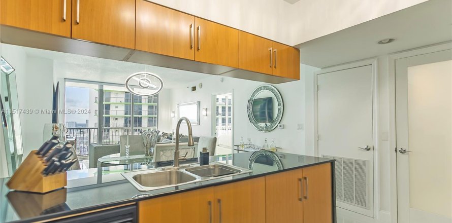 Condo in Miami, Florida, 1 bedroom  № 1292577