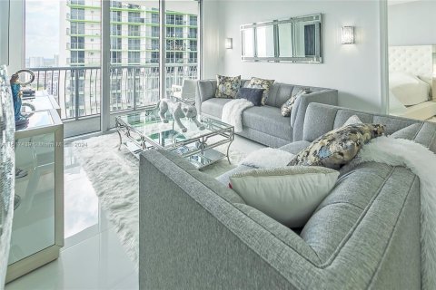 Condo in Miami, Florida, 1 bedroom  № 1292577 - photo 11