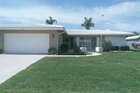 House in Largo, Florida 2 bedrooms, 171.87 sq.m. № 1352285 - photo 1