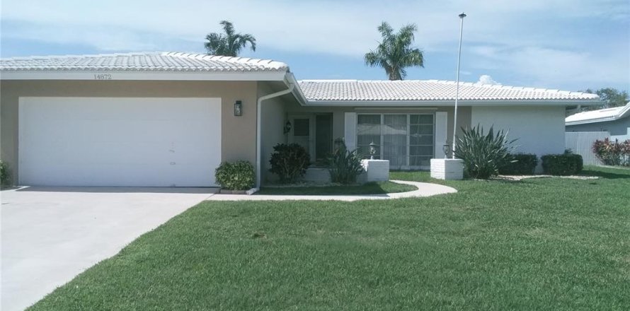 House in Largo, Florida 2 bedrooms, 171.87 sq.m. № 1352285