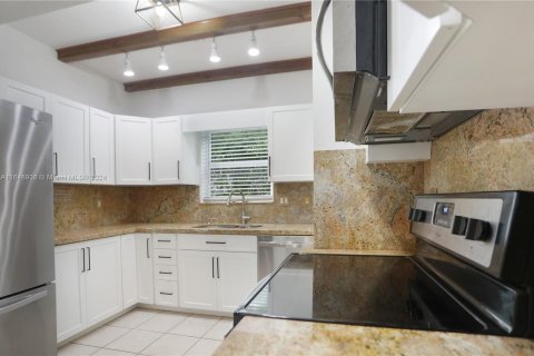 Condo in Fort Lauderdale, Florida, 2 bedrooms  № 1347876 - photo 14