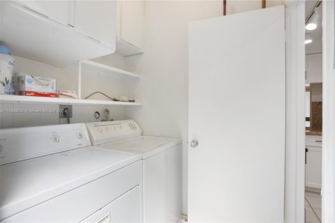 Condo in Fort Lauderdale, Florida, 2 bedrooms  № 1347876 - photo 17