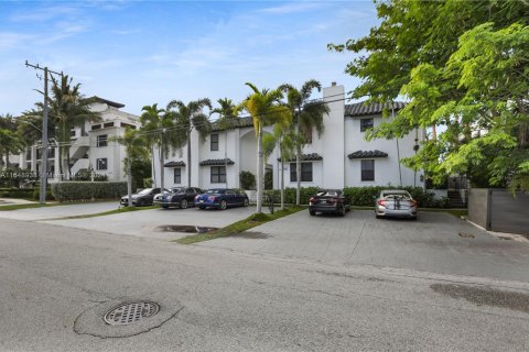 Condo in Fort Lauderdale, Florida, 2 bedrooms  № 1347876 - photo 1