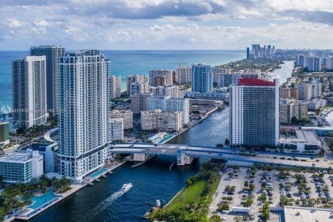 Condo in Hollywood, Florida, 2 bedrooms  № 1037703 - photo 1