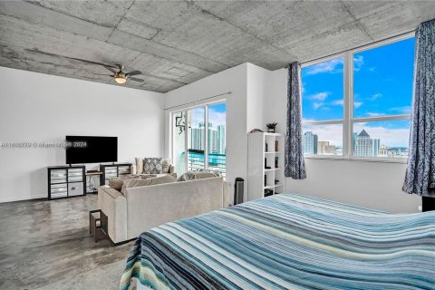 Condo in Miami, Florida, 1 bedroom  № 1381589 - photo 11