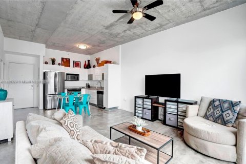 Condo in Miami, Florida, 1 bedroom  № 1381589 - photo 1