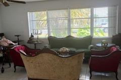 House in West Palm Beach, Florida 2 bedrooms, 120.77 sq.m. № 1092780 - photo 1