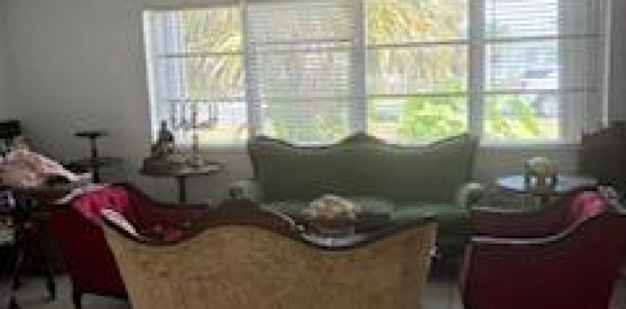 House in West Palm Beach, Florida 2 bedrooms, 120.77 sq.m. № 1092780