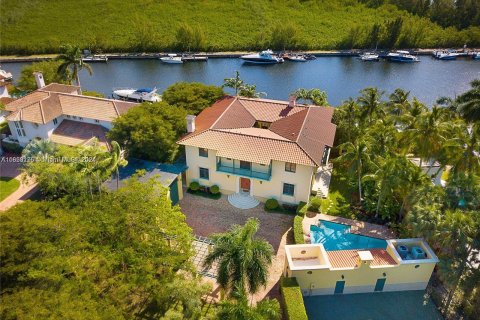 Villa ou maison à vendre à Coral Gables, Floride: 6 chambres, 591.6 m2 № 1332278 - photo 1