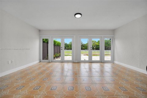 Casa en venta en Miami, Florida, 5 dormitorios, 253.62 m2 № 1397428 - foto 12