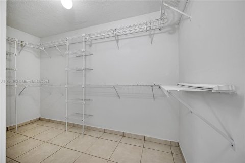 Casa en venta en Miami, Florida, 5 dormitorios, 253.62 m2 № 1397428 - foto 26