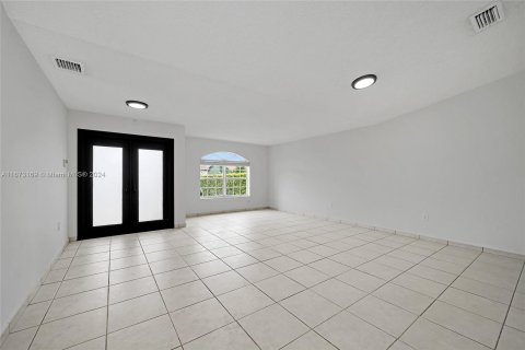 Casa en venta en Miami, Florida, 5 dormitorios, 253.62 m2 № 1397428 - foto 4