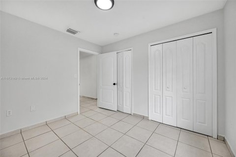 Casa en venta en Miami, Florida, 5 dormitorios, 253.62 m2 № 1397428 - foto 16