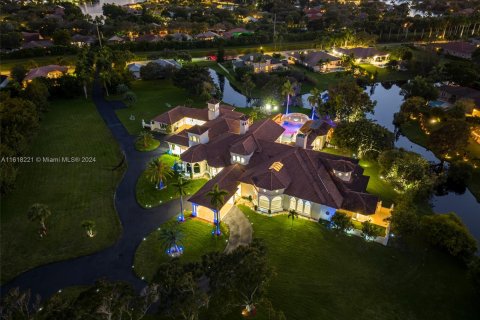 Villa ou maison à vendre à Weston, Floride: 10 chambres, 1327.95 m2 № 1239462 - photo 1