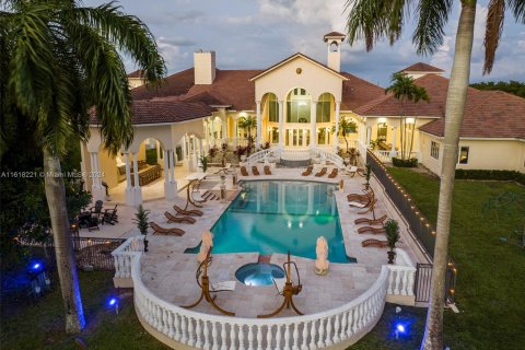 Villa ou maison à vendre à Weston, Floride: 10 chambres, 1327.95 m2 № 1239462 - photo 6