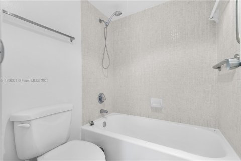 Condo in Aventura, Florida, 2 bedrooms  № 1241257 - photo 10