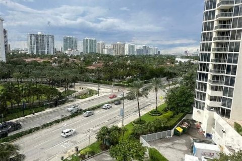 Studio in the Condo in Sunny Isles Beach, Florida  № 1378987 - photo 2