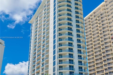 Condominio en venta en Sunny Isles Beach, Florida, 2 dormitorios, 111.58 m2 № 1044807 - foto 2