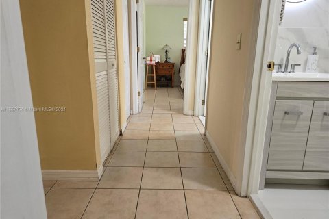 Condo in Miami, Florida, 2 bedrooms  № 1381857 - photo 15