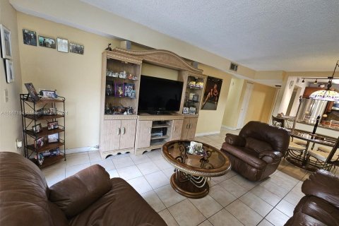 Condo in Miami, Florida, 2 bedrooms  № 1381857 - photo 23