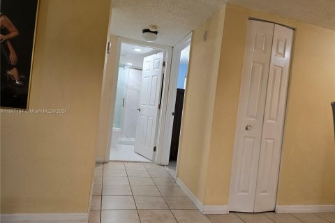 Condo in Miami, Florida, 2 bedrooms  № 1381857 - photo 8