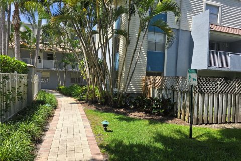 Condo in Miami, Florida, 2 bedrooms  № 1381857 - photo 1