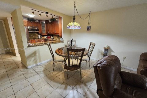 Condo in Miami, Florida, 2 bedrooms  № 1381857 - photo 29