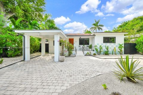 House in Miami, Florida 3 bedrooms, 140.1 sq.m. № 1381810 - photo 1