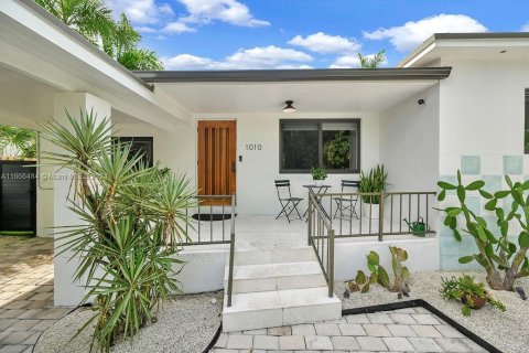 Casa en venta en Miami, Florida, 3 dormitorios, 140.1 m2 № 1381810 - foto 3