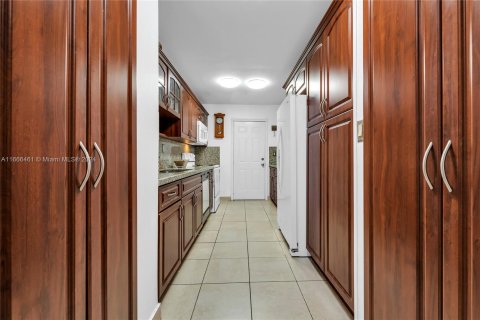 Townhouse in Hialeah, Florida 3 bedrooms, 157.19 sq.m. № 1381808 - photo 15