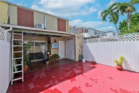 Townhouse in Hialeah, Florida 3 bedrooms, 157.19 sq.m. № 1381808 - photo 28