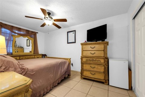 Townhouse in Hialeah, Florida 3 bedrooms, 157.19 sq.m. № 1381808 - photo 19