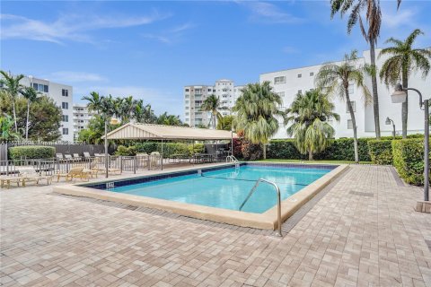 Condominio en venta en Sunny Isles Beach, Florida, 1 dormitorio, 71.72 m2 № 1033496 - foto 21
