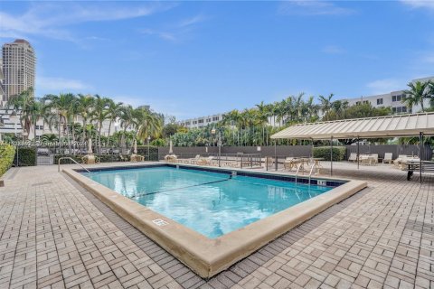 Condominio en venta en Sunny Isles Beach, Florida, 1 dormitorio, 71.72 m2 № 1033496 - foto 22