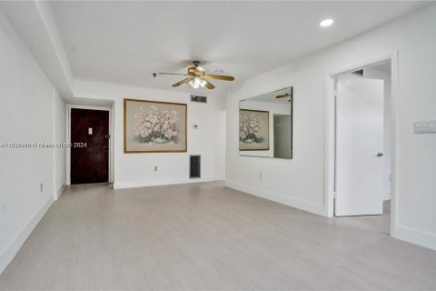 Condominio en venta en Sunny Isles Beach, Florida, 1 dormitorio, 71.72 m2 № 1033496 - foto 2
