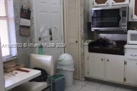 Condo in Miami, Florida, 1 bedroom  № 1099213 - photo 5