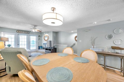 Townhouse in Redington Shores, Florida 2 bedrooms, 114.92 sq.m. № 1296355 - photo 18