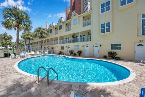 Townhouse in Redington Shores, Florida 2 bedrooms, 114.92 sq.m. № 1296355 - photo 4