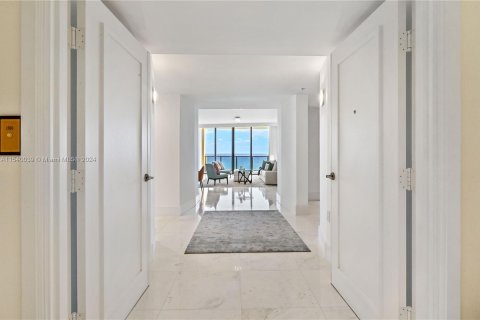 Condominio en venta en Sunny Isles Beach, Florida, 3 dormitorios, 221.39 m2 № 1033221 - foto 2