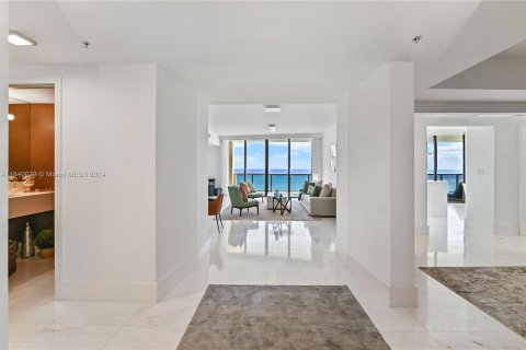 Condominio en venta en Sunny Isles Beach, Florida, 3 dormitorios, 221.39 m2 № 1033221 - foto 3