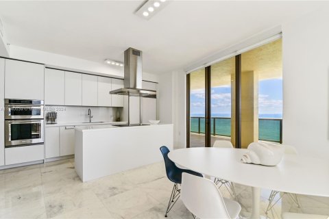 Condominio en venta en Sunny Isles Beach, Florida, 3 dormitorios, 221.39 m2 № 1033221 - foto 8