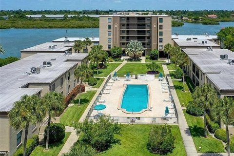 Condo in Indian Shores, Florida, 2 bedrooms  № 1358265 - photo 28