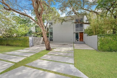 House in Miami, Florida 4 bedrooms, 396.88 sq.m. № 1268969 - photo 1