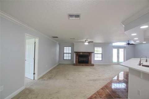 House in Moore Haven, Florida 4 bedrooms, 211.07 sq.m. № 1090845 - photo 18