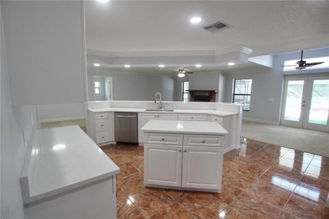 House in Moore Haven, Florida 4 bedrooms, 211.07 sq.m. № 1090845 - photo 10