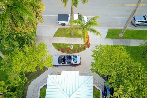 House in Hollywood, Florida 3 bedrooms, 185.62 sq.m. № 1161210 - photo 15