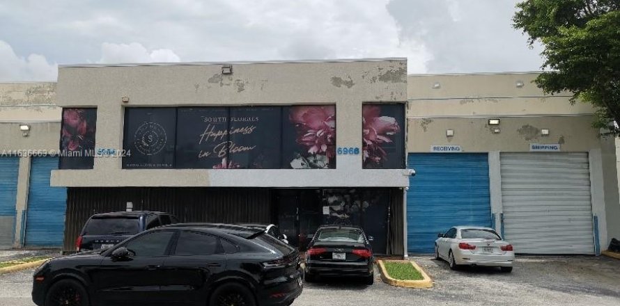 Commercial property in Miami, Florida № 1305989