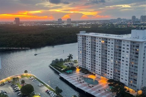 Copropriété à vendre à Sunny Isles Beach, Floride: 2 chambres, 113.34 m2 № 1292266 - photo 2