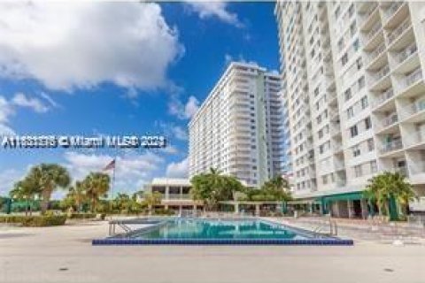 Condominio en venta en Sunny Isles Beach, Florida, 2 dormitorios, 113.34 m2 № 1292266 - foto 15